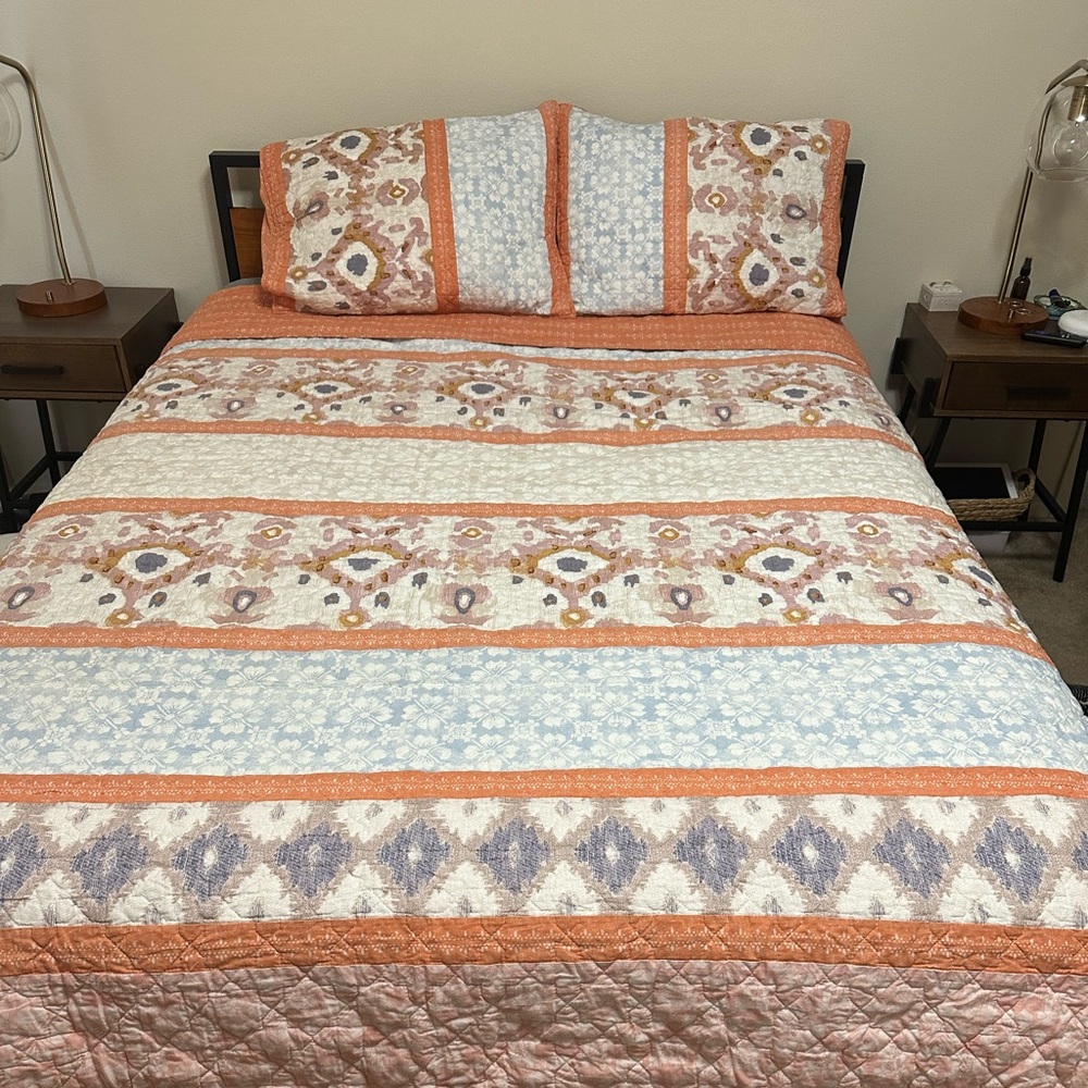 Full/Queen lightweight quilt/comforter.